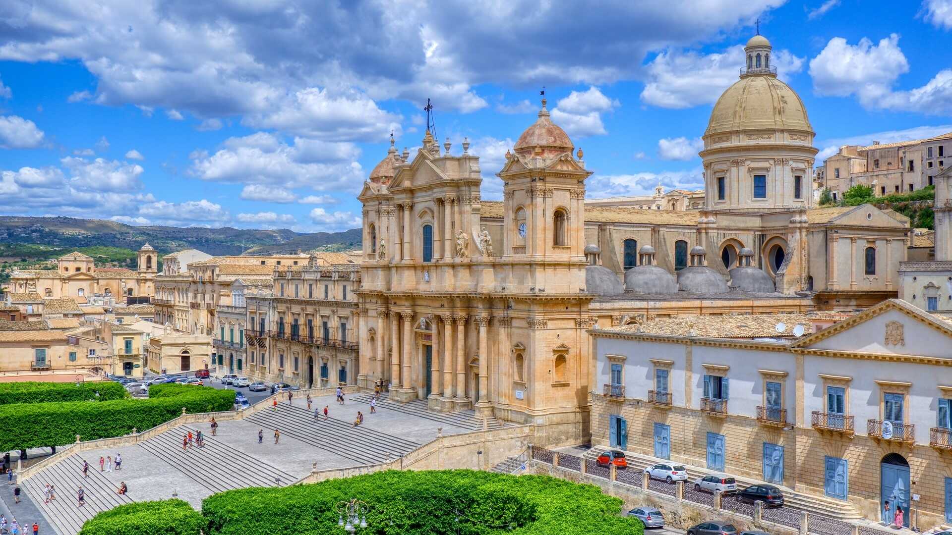 La maestosa facciata della Cattedrale di Noto, capolavoro del Barocco siciliano, che domina la città dall'alto della sua imponente scalinata.