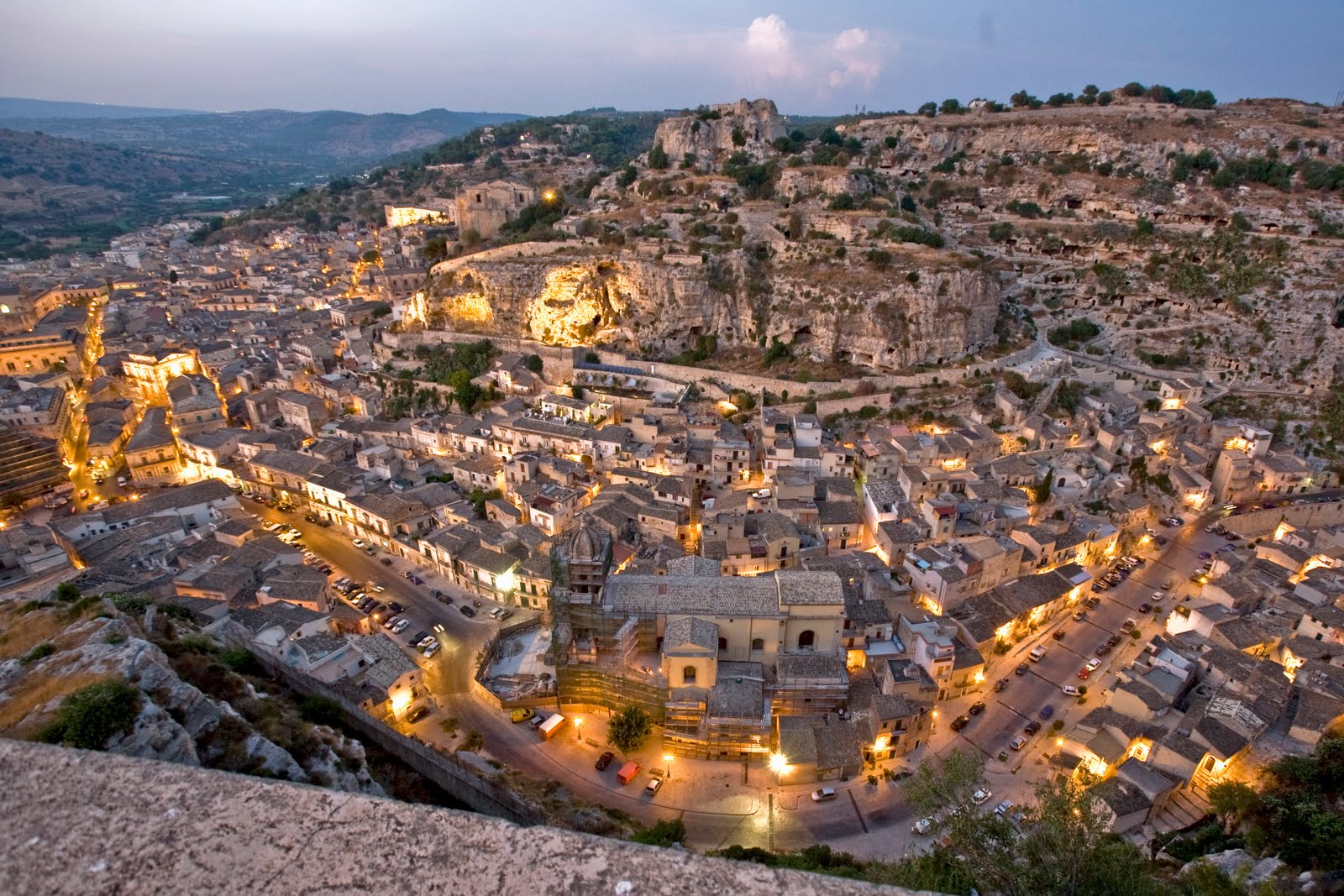 Veduta panoramica di Scicli, con il suo centro storico barocco adagiato scenograficamente tra le colline rocciose della Val di Noto.