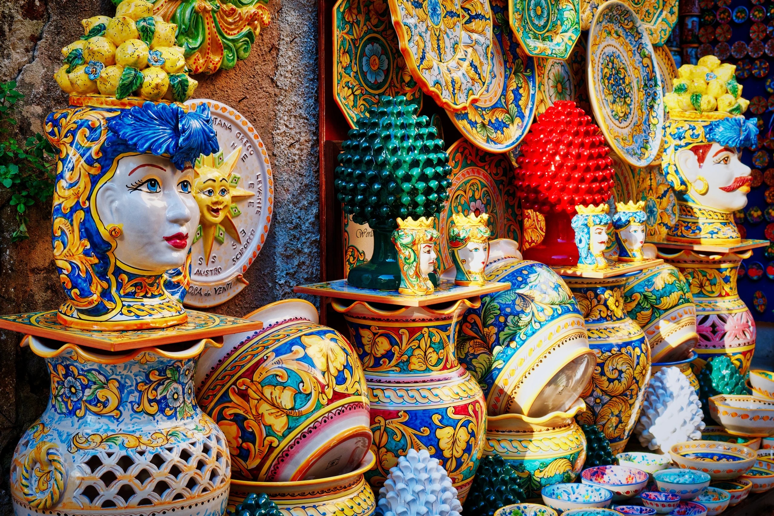 Dettaglio delle coloratissime maioliche che decorano l'alzata dei 142 gradini della Scalinata di Santa Maria del Monte a Caltagirone.