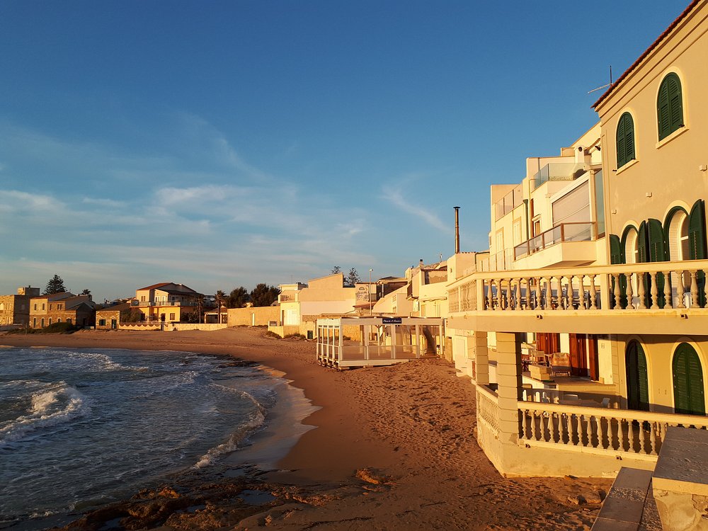 La famosa casa di Montalbano a Punta Secca, con la sua veranda affacciata direttamente sulla spiaggia e sul mare di Marinella.