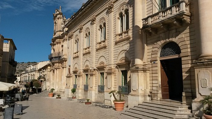 La facciata barocca del Municipio di Scicli, che nella fiction rappresenta l'iconico commissariato di Vigàta.