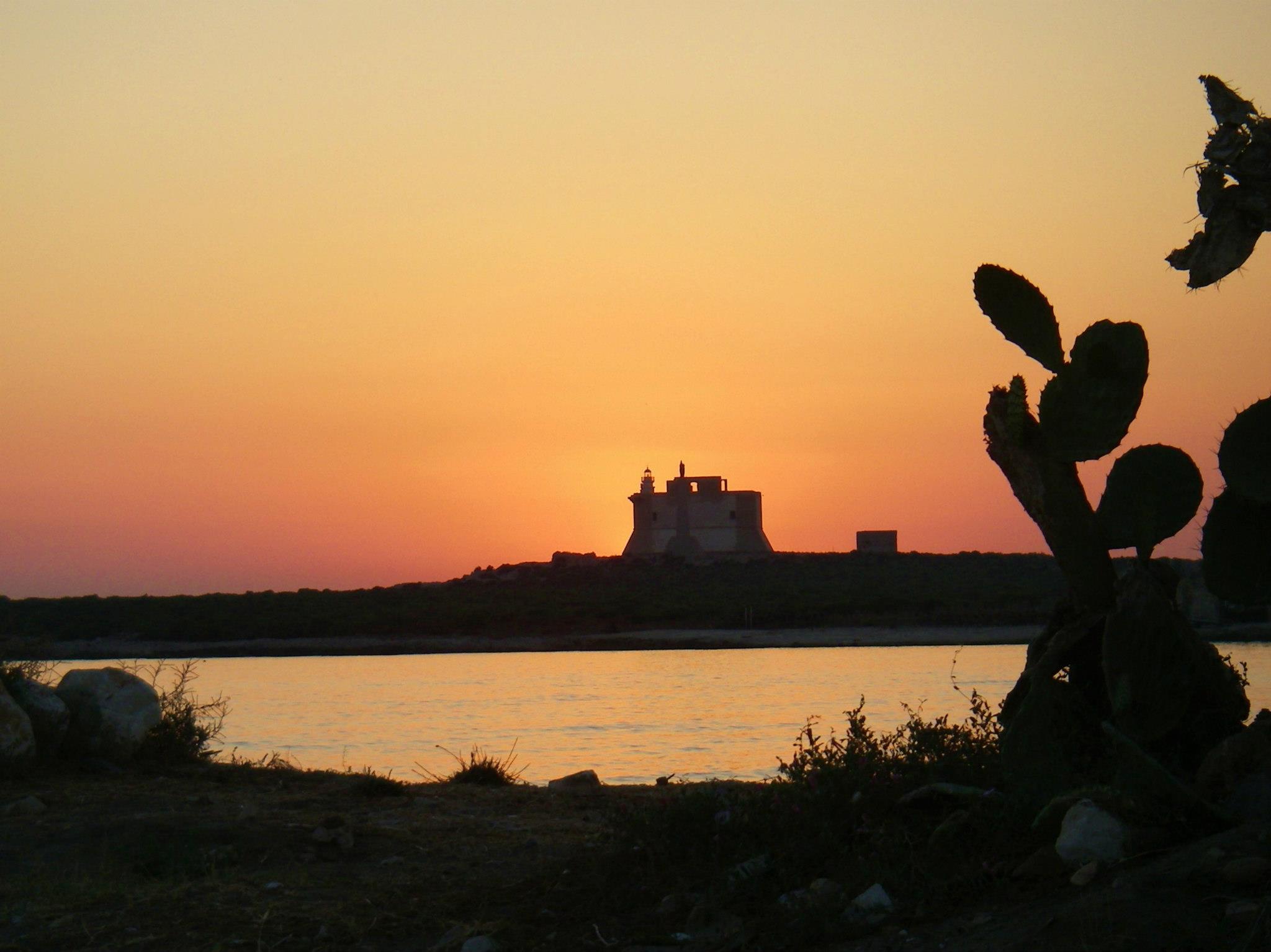 L'imponente Forte Spagnolo del '600 che domina l'Isola di Capo Passero, circondato dalla vegetazione mediterranea.