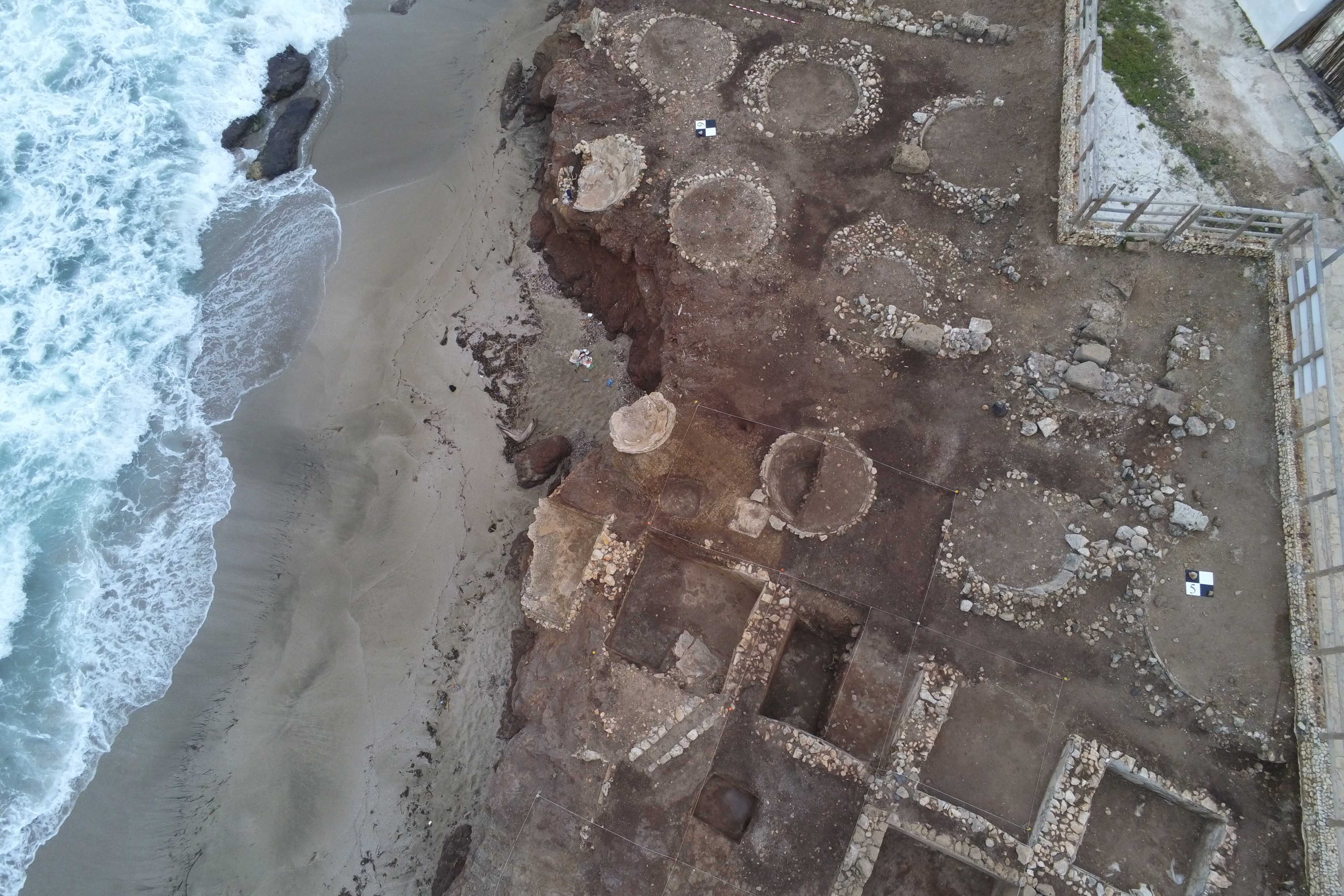 Resti archeologici delle antiche vasche di età Greco-Romana per la produzione del garum, vicino alla Tonnara di Portopalo.