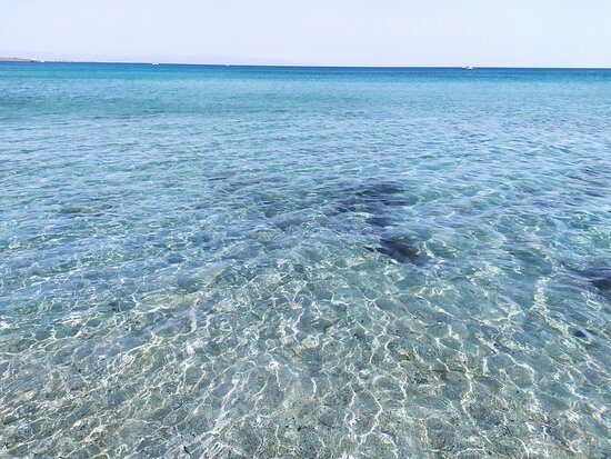 Una vista sulla spiaggia di Scalo Mandrie, rappresentativa delle iconiche spiagge di Portopalo.