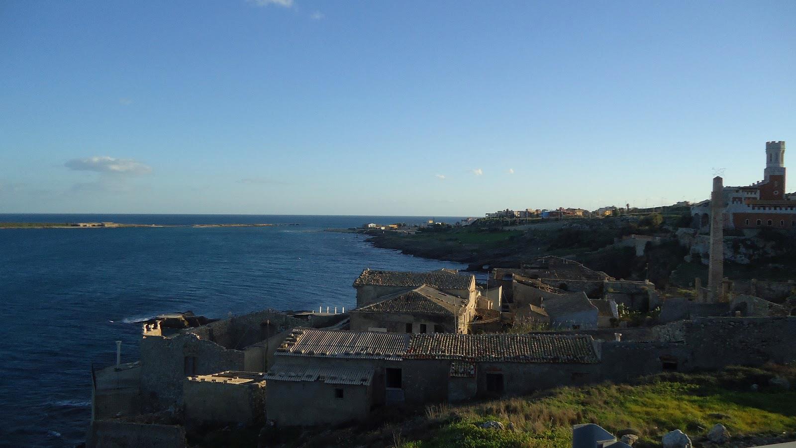 Le imponenti rovine della storica Tonnara di Portopalo al tramonto, un affascinante esempio di archeologia industriale sul mare.
